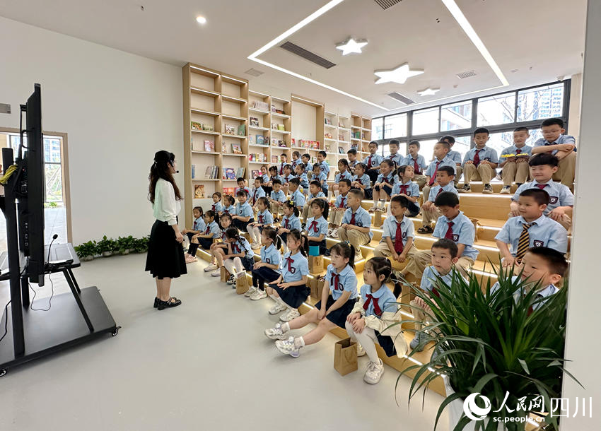 南充市將軍學校課堂上的孩子們。人民網記者 王波攝