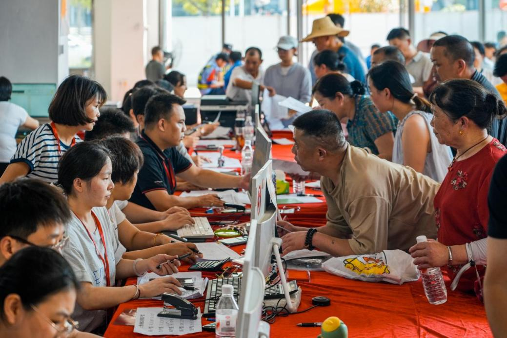    選房現場，村民們正在提交審核資料。人民網 涂詩軒攝