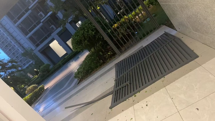 代女士所在小區樓房擋板掉落。受訪者供圖