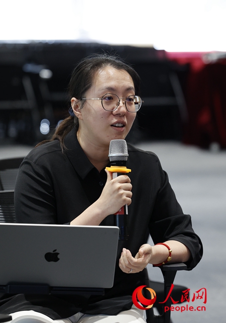 清華大學數字政府與治理研究院助理研究員鐘珮點評。人民網鄂智超攝